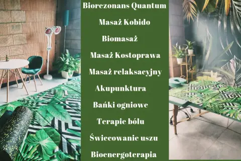 Gabinet z zielonymi akcentami, stołem do masażu i listą zabiegów.