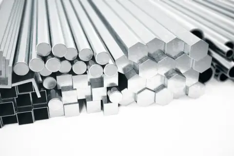 Różnorodne stopy aluminium: okrągłe, kwadratowe, sześciokątne pręty i rury, gotowe do produkcji.
