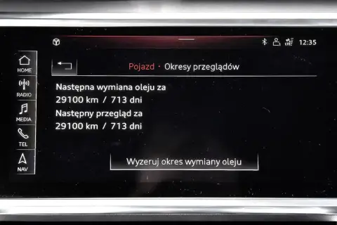 Wyświetlacz samochodu pokazuje, co ile wymieniac olej w aucie benzyna: za 29100 km lub 713 dni.
