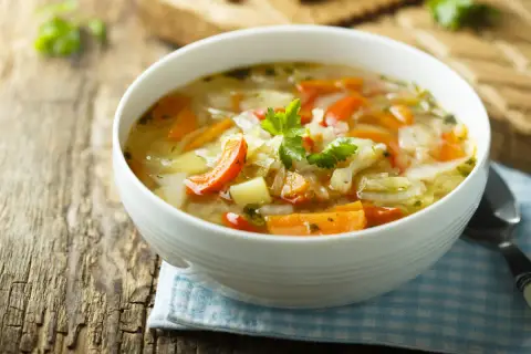 Zupa jarzynowa bez ziemniaków? Odkryj zamienniki dla każdej diety!