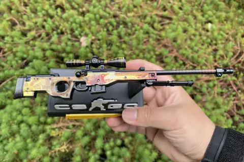 Model broni AWP Dragon Lore z CS:GO, z detalami smoka. Cena tej skórki jest wysoka, ale jej wygląd zachwyca.