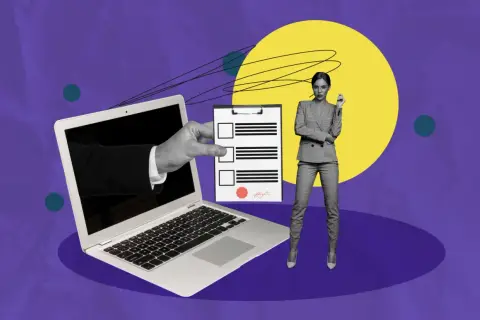 Ręka wychodząca z laptopa podaje dokument z polami do wypełnienia. Obok stoi kobieta w garniturze. Zastanawiasz się, w jakim programie napisać CV?
