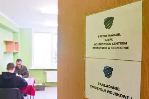 Wojewódzkie Centrum Rekrutacji w Szczecinie. Młody mężczyzna przechodzi kwalifikację wojskową, siedząc naprzeciwko urzędnika.