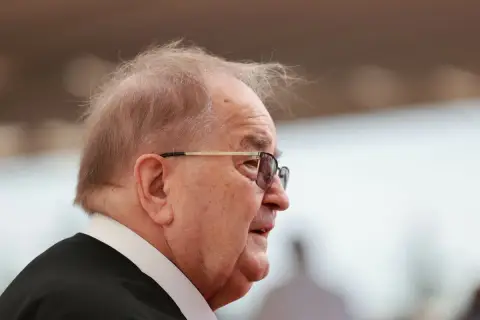 Portret starszego mężczyzny w okularach, z siwiejącymi włosami. To ksiądz Rydzyk, znany duchowny.