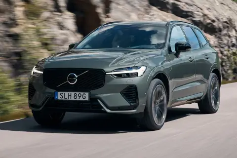 Volvo XC60 gris oscuro en carretera. Descubre qué motor monta el Volvo XC60 y su diseño moderno.
