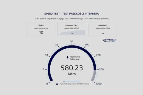 Wynik testu prędkości internetu: pobieranie 580.23 Mb/s, ping 10 ms.