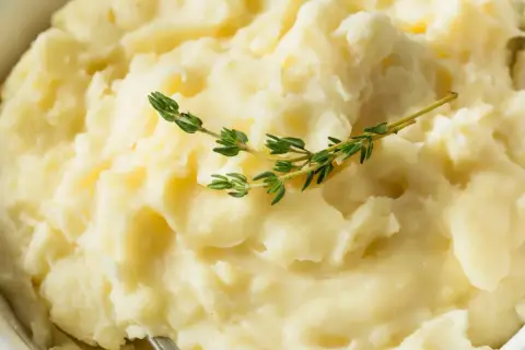 Puszyste puree ziemniaczane, idealne do podania. Dowiedz się, jak zrobić puree z ziemniaków krok po kroku.