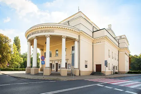 Teatr im. Wojciecha Bogusławskiego w Kaliszu, z charakterystycznym portykiem i kolumnami, zaprasza na spektakle.