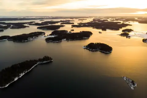 Krajobraz archipelagu z licznymi wyspami pokrytymi śniegiem. To widok, który może sugerować, który kraj ma najwięcej wysp.