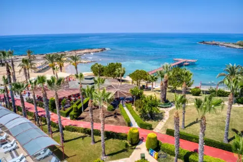 Rajska plaża w Incekum, Turcja, z palmami, molo i turkusowym morzem. Idealne miejsce na wakacje.