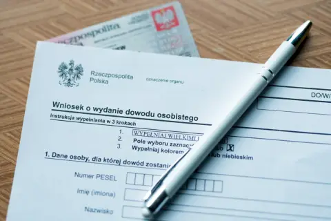 Wniosek o dowód osobisty i długopis. Czas oczekiwania na dowód osobisty może być różny, ale ten formularz to pierwszy krok.