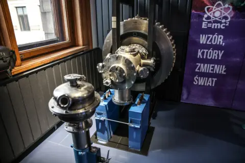 E=mc² co to za wzór? W muzeum nauki, obok tajemniczego urządzenia, wisi tablica z tym słynnym równaniem Einsteina.