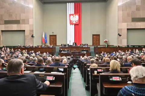 Posłowie w Sejmie. Kto stoi za nowym systemem rozliczania kilometrówek dla posłów KO od stycznia 2026?
