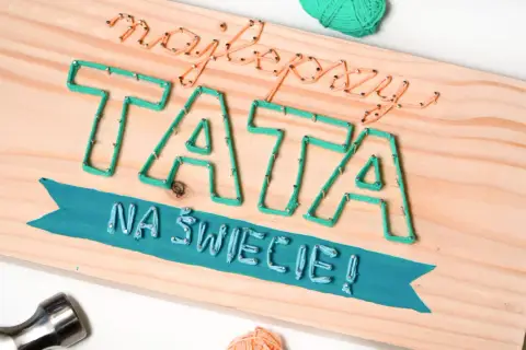 Najlepszy tata na świecie! Własnoręczny diy prezent na dzień ojca zrobiony z sznurka i gwoździ na drewnianej desce.
