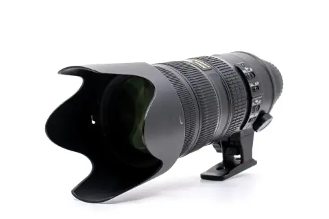 Obiektyw Nikon z osłoną przeciwsłoneczną. Zastanawiasz się, af-s co to znaczy? To skrót od "Auto Focus Silent", czyli cichy autofokus.