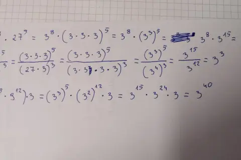 Matematyczne obliczenia pokazujące, jak zapisać w postaci jednej potęgi wyrażenia z potęgami i mnożeniem.