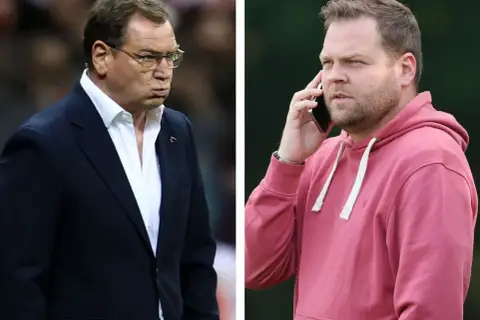 Jan Urban i jego syn, jeden w garniturze, drugi w bluzie, rozmawiają przez telefon.