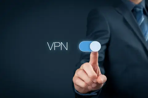 Biznesmen aktywuje połączenie VPN, dotykając przełącznika na ekranie.