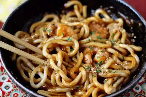 Pyszny makaron udon z krewetkami w sosie, posypany sezamem. Idealny przepis na szybki obiad.