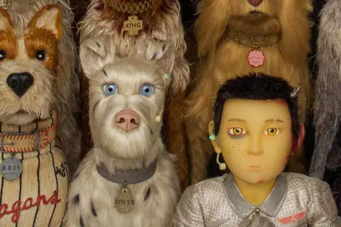 Postacie z filmu "Wyspa psów". Widać psy z imionami na obrożach: King, Nutmeg, Boss, Spots. Obok nich chłopiec.