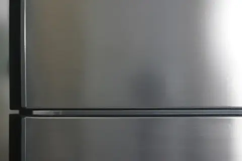 Chłodziarka Gorenje, znana z nowoczesnego designu i funkcjonalności, prezentuje się elegancko w stalowym wykończeniu.