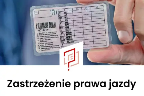 Dłoń trzyma prawo jazdy. Dowiedz się, jak zastrzec prawo jazdy, aby uniknąć problemów.