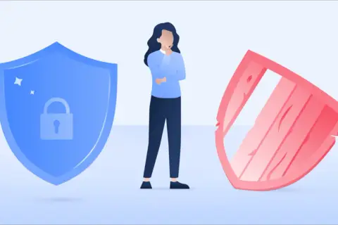 Kobieta zastanawia się nad wyborem między solidną, niebieską tarczą z kłódką a zniszczoną, czerwoną. Tani VPN zapewnia bezpieczeństwo.