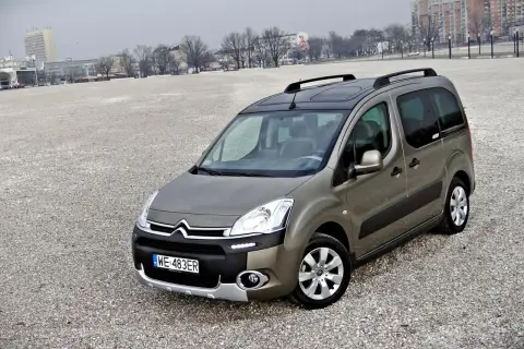 Brązowy Citroen Berlingo 1.6 HDI na tle miejskiego krajobrazu.