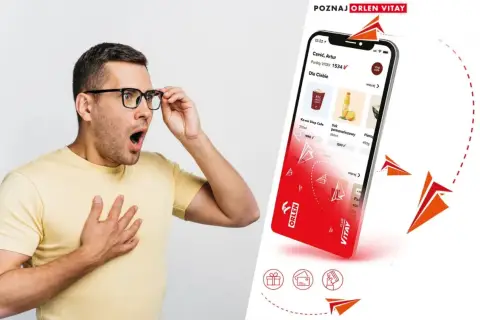 Zaskoczony mężczyzna widzi na ekranie telefonu swoje punkty VITAY w aplikacji ORLEN.