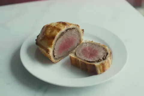 Polędwica wołowa w cieście francuskim, idealna na specjalne okazje. Ten przepis na polędwicę wołową zachwyci każdego.