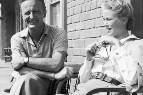 Fred Zinnemann i Grace Kelly, gwiazda jego filmów, siedzą razem, rozmawiając.