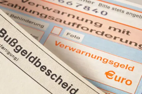 Zbliżenie na niemieckie mandaty, w tym "Bußgeldbescheid" i "Verwarnungsgeld".