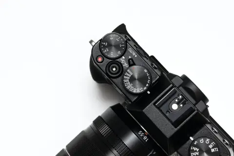 Chcesz wiedzieć, jak zostać fotografem? Poznaj tajniki aparatu: pokrętła ekspozycji, ISO i trybów fotografowania.