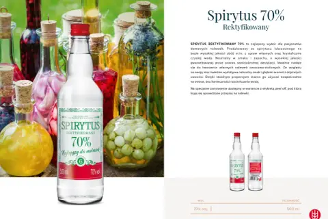 Butelka Spirytus 70% wśród kolorowych nalewek w szklanych naczyniach. Idealny do domowych wyrobów.