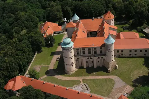 Zamek w Wiśniczu z lotu ptaka. Ciekawostki o jego historii i architekturze zachwycają.