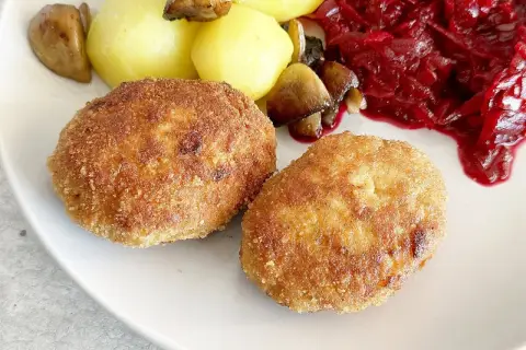 Pyszne kotleciki mielone z indyka, idealne na obiad. Podane z ziemniakami, grzybami i buraczkami. Przepis na mielone z indyka wart wypróbowania!