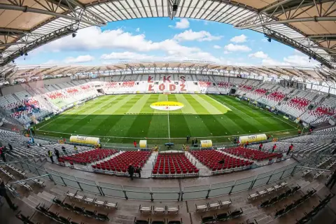 Stadion ŁKS Łódź gotowy na mecz. Widok na trybuny i boisko. Statystyki meczu ŁKS Łódź – Stal Rzeszów będą dostępne po spotkaniu.
