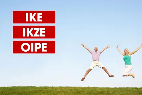 Szczęśliwi seniorzy skaczą z radości, myśląc o swoich inwestycjach, takich jak IKE, IKZE i OIPE.