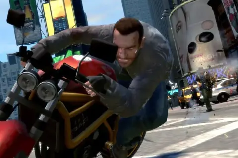Niko Bellic na motocyklu w mieście, jak w GTA IV na PS5. W tle helikopter i billboardy.