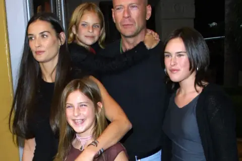 Bruce Willis z córkami i Demi Moore. Rodzinne zdjęcie, na którym widać uśmiechnięte bruce willis dzieci.