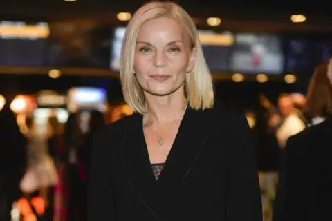 Małgorzata Foremniak w czarnej marynarce, z blond włosami i delikatnym makijażem. Ile lat ma Małgorzata Foremniak? Wiek aktorki to 56 lat.