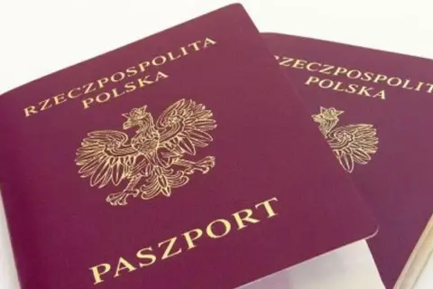 Dwa polskie paszporty. Planujesz podróż do Czarnogóry? Sprawdź, czy do Czarnogóry potrzebny jest paszport.