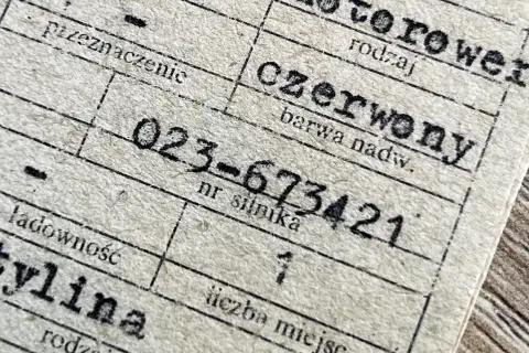 Numer silnika 023-673421 widoczny na starym dokumencie.