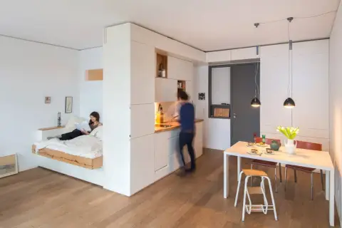 Un letto sospeso e una cucina a scomparsa: ecco delle fantastiche idee salvaspazio per case piccole.