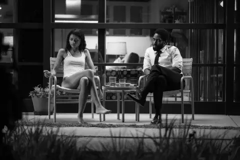 Malcolm e Marie: recensioni di una notte intensa. Una coppia seduta su sedie, in un dialogo teso.