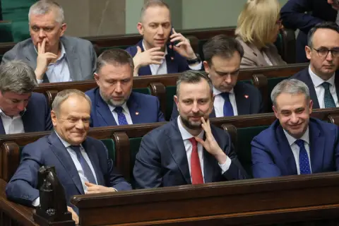 Posłowie w ławach sejmowych. Czy to początek spadku poparcia dla KO mimo pozycji lidera w marcu 2026?