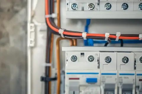 Nowoczesna instalacja elektryczna bezpuszkowa z uporządkowanymi przewodami w skrzynce rozdzielczej.