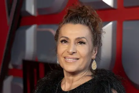 Uśmiechnięta kobieta z burzą brązowych włosów. Czy Violetta Kapsalek ma 50 lat?