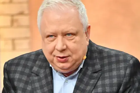 Marek Sierocki, znany z oceny debiutantów, ma siwe włosy i niebieskie oczy.