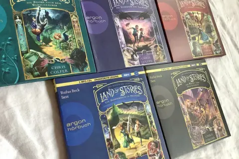 Die Hörbücher der "Land of Stories" Reihe von Chris Colfer in der richtigen land of stories reihenfolge: "Die Suche nach dem Wunschzauber", "Die Rückkehr der Zauberin", "Eine düstere Warnung", "Ein Königreich in Gefahr" und "Die Macht der Geschichten".